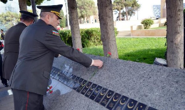 Azerbaycan Savunma Bakanlığı'ndan bir grup asker Türk şehitliğine çelenk koydu