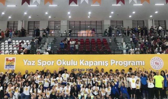 Bakan Bak, Avrupa Şampiyonası'nda finale kalan Filenin Sultanlarını tebrik etti