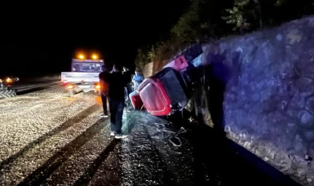 Bartın'da otomobil traktöre çarptı, 3 yaralı
