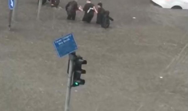 Başakşehir'deki selden geriye kalan çarpıcı görüntü: Liselilerin tehlikeli geçişi...