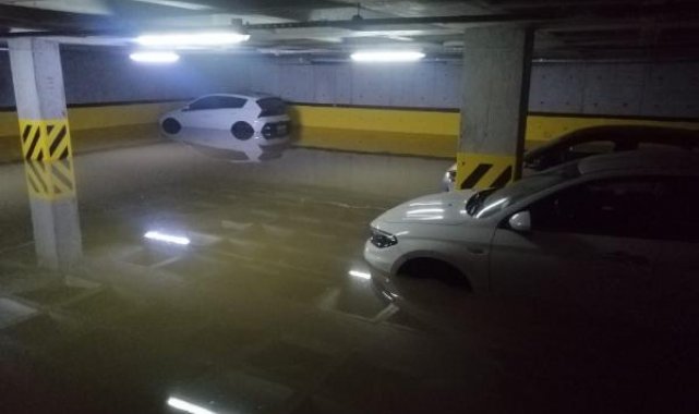 Başakşehir'de site otoparkları da su altında kaldı