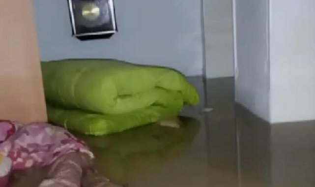 Başakşehir'de sitenin bodrum katlarını su bastı