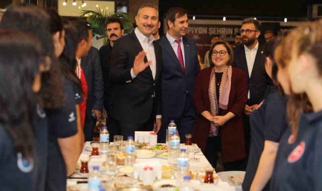 Başarılı sporcular, Fatma Şahin ile bir araya geldi
