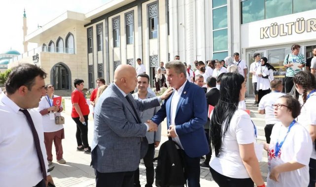 Başkan Pekmezci özel çocukların etkinliğine katıldı