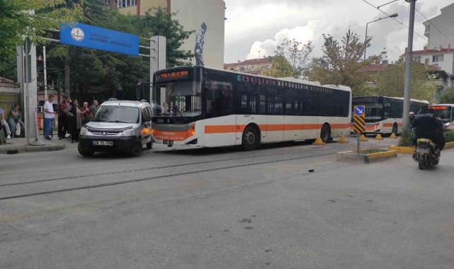 Belediye otobüsü ile hafif ticari araç çarpıştı