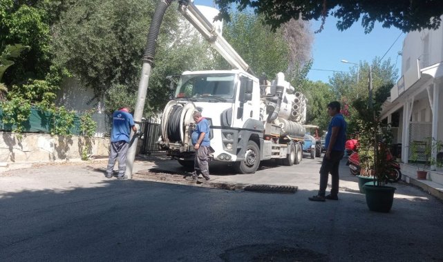 Belediyeden kanal açma ve temizlik çalışması