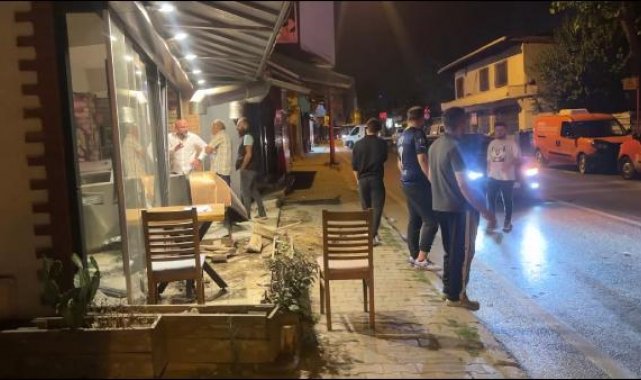 Beykoz'da hafif ticari araç kafeye girdi