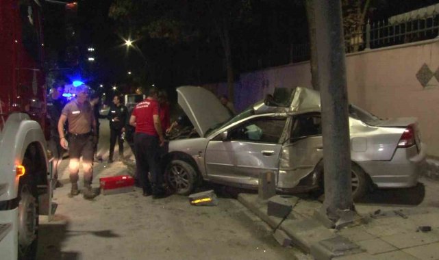 Beykoz'da kontrolden çıkan araç aydınlatma direğine çarparak durabildi: 1 yaralı