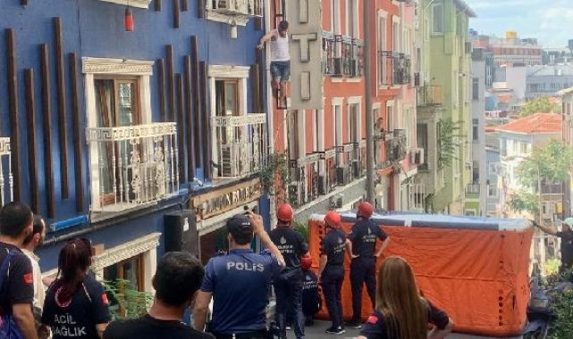 Beyoğlu'nda korkup cama çıktı, itfaiye kurtardı