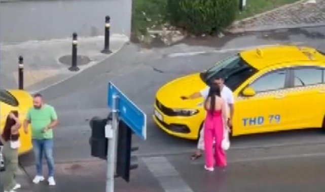 Beyoğlu'nda taksici ile kadınların kavgası kamerada
