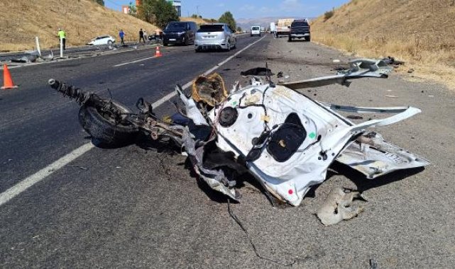 Bingöl'de otomobiller kafa kafaya çarpıştı: 1 ölü, 2 yaralı