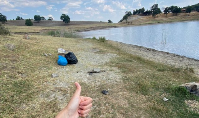 Bir saatte 3 çuval çöp topladılar