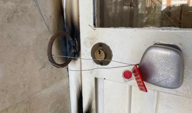 Boşaltılan 26 yıllık sitenin kapısına mühür vuruldu, hırsızlık olaylarına karşı kaynak atıldı