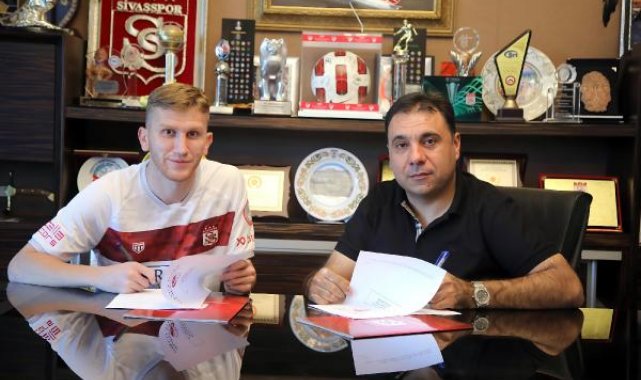 Burak Kapacak, Sivasspor'a imzayı attı