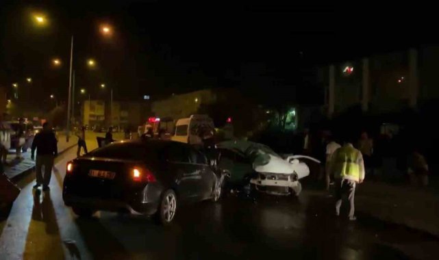 Bursa'da 2 araç kafa kafaya çarpıştı: 1'i ağır 2 yaralı