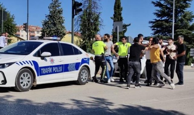 Bursa'da eşine çarpan sürücüyü oğullarıyla birlikte darbetti; o anlar kamerada