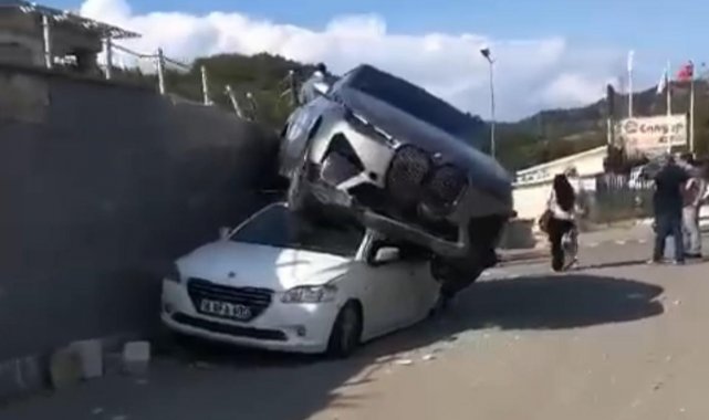 Bursa'da kontrolden çıkan cip, park halindeki aracın üzerine düştü