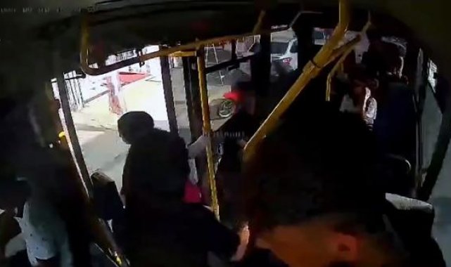 Buse, hareket halindeki dolmuşun açık kapısından düşüp yaralandı