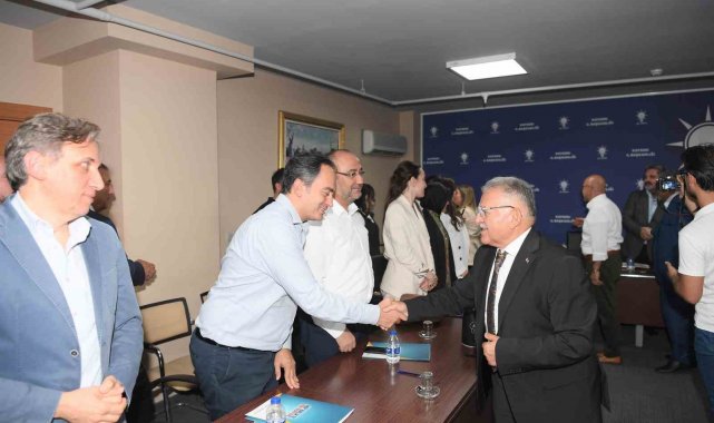 Büyükkılıç, AK Parti İl Başkanlığı Yeni Yönetimini Tebrik Etti