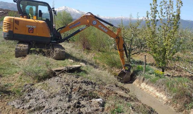 Büyükşehir sulama kanalı temizlik çalışmalarına devam ediyor