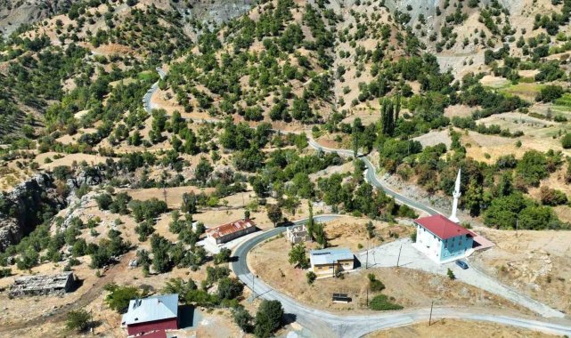 Büyükşehir'in Pütürge'de asfalt çalışmaları sürüyor