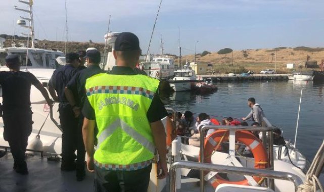 Çanakkale'de kaptanı alkollü yelkenli teknede 25 kaçak göçmen yakalandı