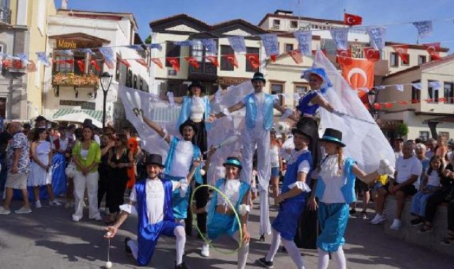 Çeşme'de 'Akdeniz' temalı festival şenlik havasında başladı