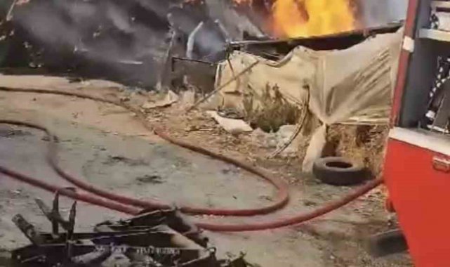 Çiftlikte bulunan yem dolu depo alev alev yandı