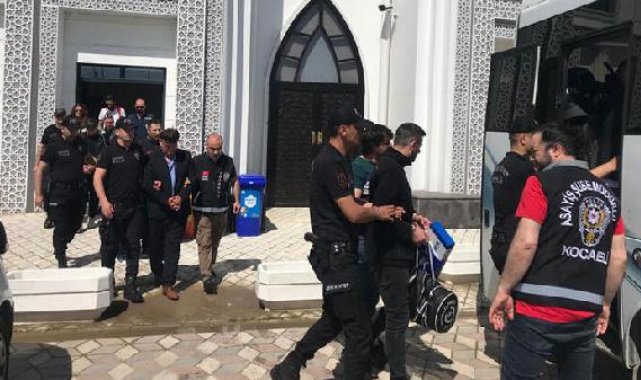 Cinayet duruşmasında taraflar birbirinin üzerine yürüdü, salon boşaltıldı