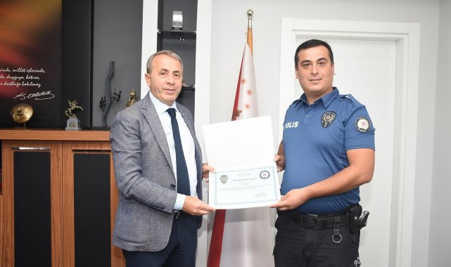 Çocuklara şefkat eli uzatan polis teşekkür belgesiyle ödüllendirildi