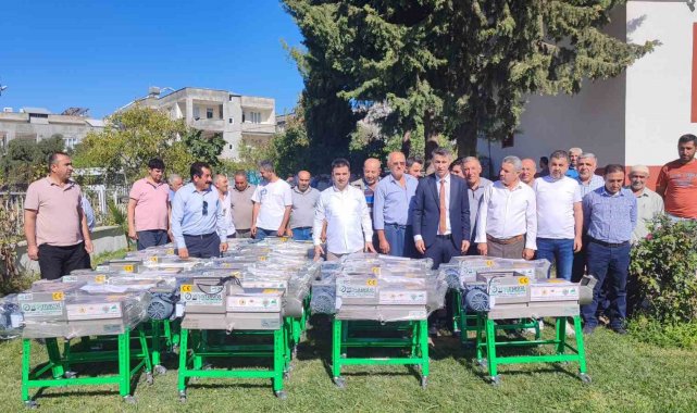 Deprem bölgesindeki çiftçilere üzüm sıkacağı makinesi dağıtıldı