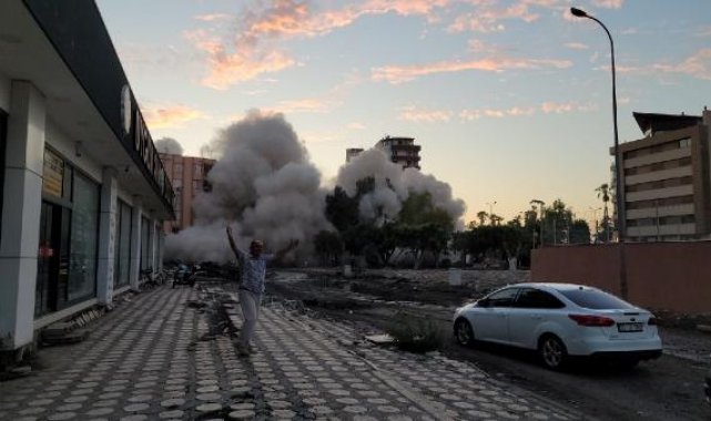 Depremde ağır hasar alan İskenderun İlçe Sağlık Müdürlüğü binası dinamitle yıkıldı