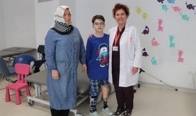 Depremde bacağını kaybeden Enes, protezle ayağa kalktı