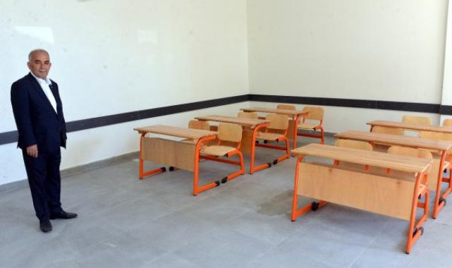 Depremin merkez üssünde yapılan ilk okul törenle açıldı