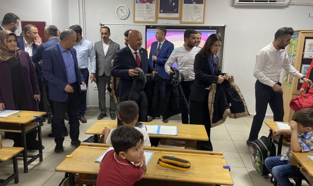 Depremzede öğrencilere mont dağıtıldı