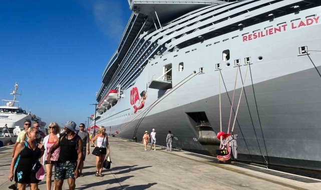 Dev yolcu gemisi 2 bin 300 yolcuyla Bodrum'a geldi