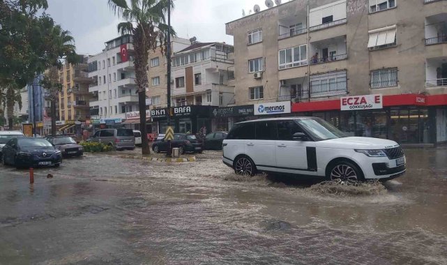 Didim'de sağanak yağış etkili oldu