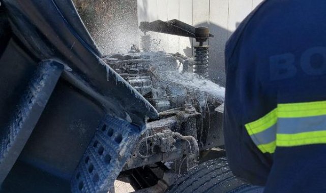 Dinamit yüklü kamyonetteki yangın, büyümeden söndürüldü