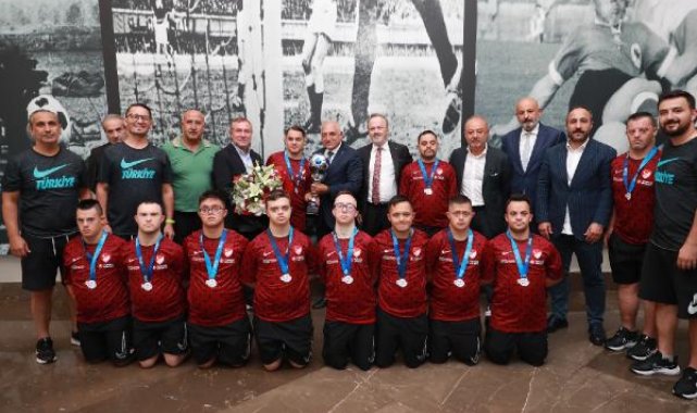 Down Sendromlu Futsal Milli Takımı'ndan Mehmet Büyükekşi'ye ziyaret