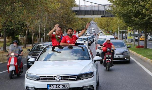 Down sendromlu rekortmen Avrupa şampiyonu Emirhan'a özel karşılama