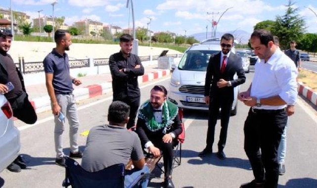 Düğün konvoyunun önünü keserek damatla tavla oynayıp, bahşiş aldılar