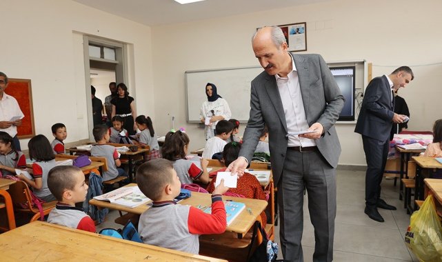 Dulkadiroğlu Belediyesi'nden ihtiyaç sahibi öğrencilere kırtasiye yardımı