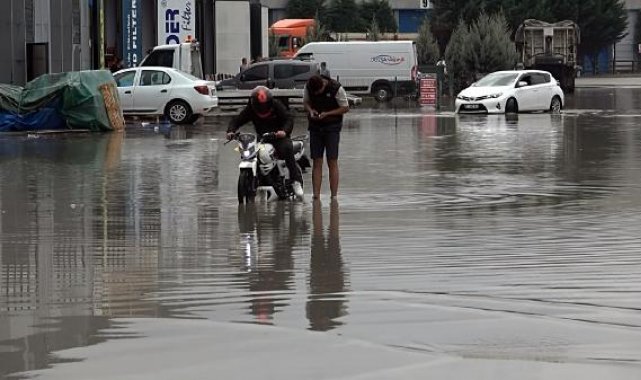 Düzce'de sağanak; yollar suyla doldu