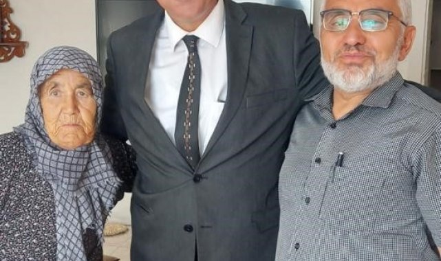 Emniyet müdürü, şehit babası ve babaannesinin elini öperek göreve başladı