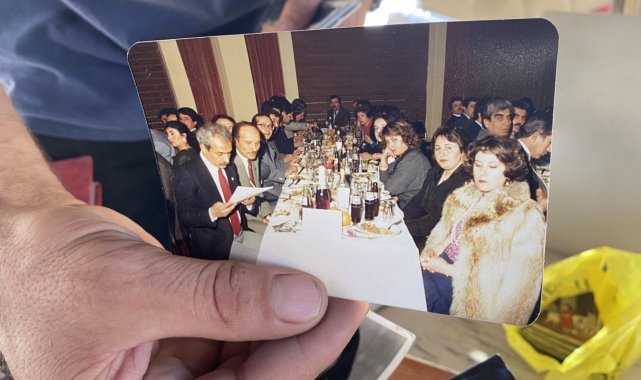 Enkazlardan çıkarılan 'siyah beyaz' fotoğraflar sahiplerini bekliyor