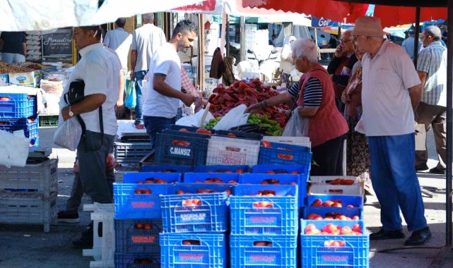 Erzincan'da salçalık domates ve biberler tezgahlarda