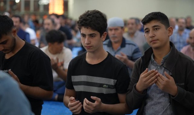 Erzincanlılar Mevlid Kandilinde camileri doldurdu