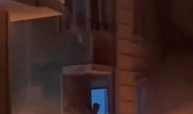 Esenyurt'ta eski kıyafetleri yaktı, 2 otomobili küle çevirdi