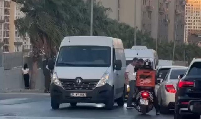 Esenyurt'ta tekmeli yumruklu yol kavgası kamerada
