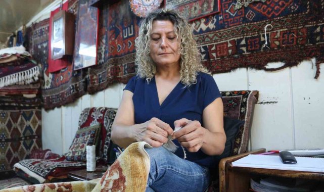 Eşinden öğrendi... 32 yıldır antika halıları yeniliyor